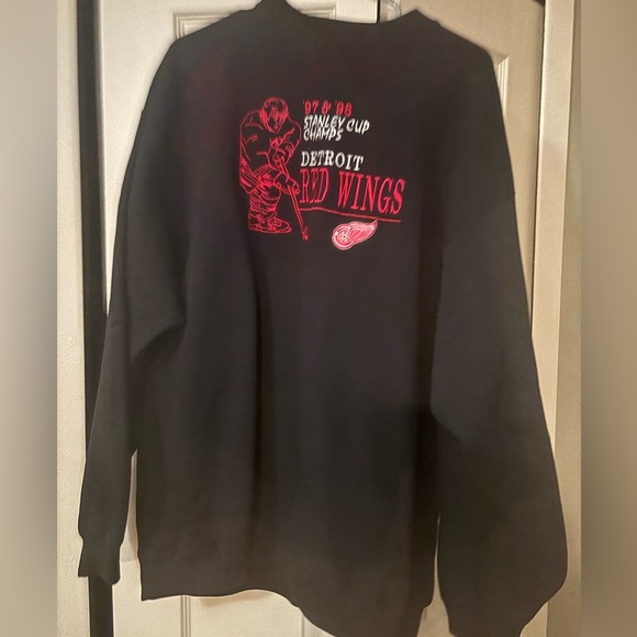 Genuine Detroit Red Wings Black Sweatshirt - Picture 3 of 3